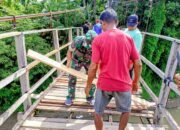 Babinsa Koramil 1406-08/Sabbangparu Gotong Royong Perbaiki Jembatan Gantung