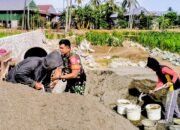 Babinsa Koramil 1406-08/Sabbangparu Laksanakan Karya Bakti Bantu Warga Bangun Pondasi Rumah