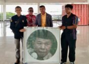 Bupati Andi Utta Terima ki Lukisan Wajahnya Terbuat Dari Benang, Diserahkan Pembuatnya Dari Herlang