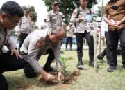 Kapolda Sulbar dan PJU Tanam ki Pohon di Mapolres Mamasa, Dukung Pelestarian Lingkungan dengan Manfaat Berkelanjutan