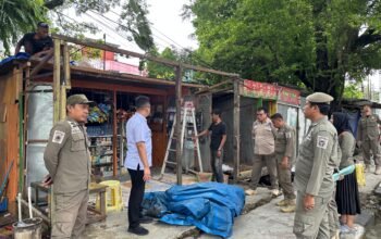 Puluhan Tahun Berdiri Diatas Trotoar, Pemkot Tertibkan Ki 19 Lapak PKL di Jalan Sultan Alauddin