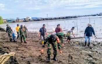 Koramil Pitumpanua Bersama Warga Bersihkan Pantai dan Akses Pelabuhan Bangsalae