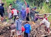 Babinsa Koramil Belawa Bersama Warga Bersihkan Bantaran Sungai Bila