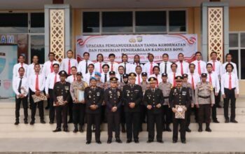 Itani, Sebanyak 39 Personil Polres Bone Diberikan Tanda Kehormatan Satyalancana