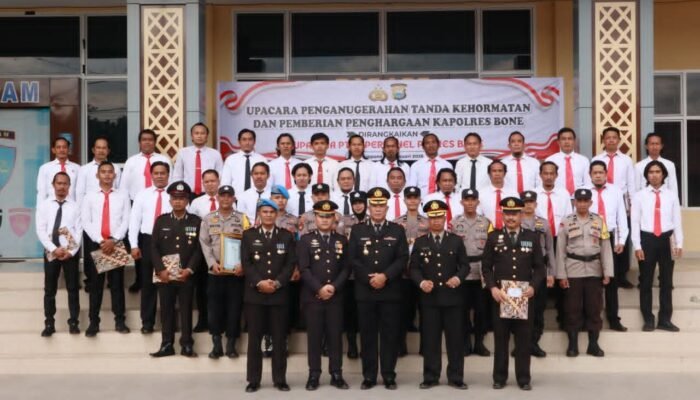 Itani, Sebanyak 39 Personil Polres Bone Diberikan Tanda Kehormatan Satyalancana