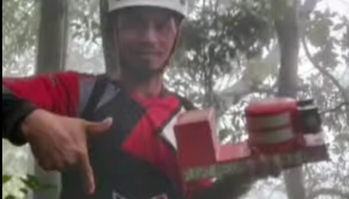 Achmad : Cuma Modal Parang Potongi Perekat Black Box Pesawat ATR 42-500