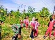 Babinsa Maniangpajo Terapkan Profil Pelajar Pancasila Lewat Gotong Royong Bersama Pelajar dan Mahasiswa