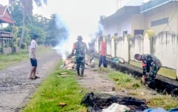 Koramil 1406-09/Sajoanging Gelar Karya Bakti Pembersihan Parit dan Lingkungan Masjid Nurul Iman