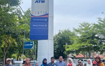 Ketua DPC PKB Bantaeng -‘Sahabat Asri Bakri Serahkan Ki Bantuan PIP