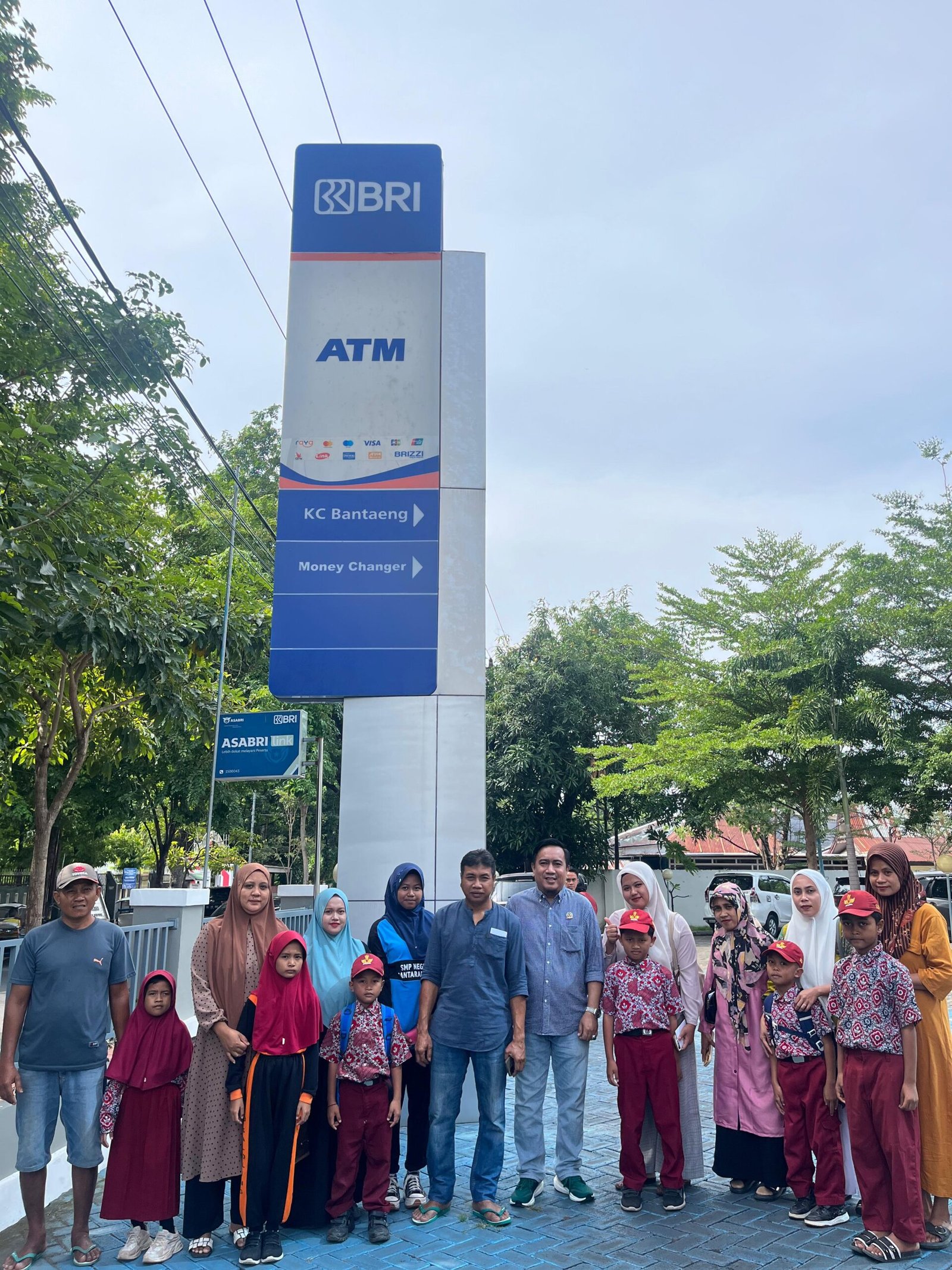 Ketua DPC PKB Bantaeng -‘Sahabat Asri Bakri Serahkan Ki Bantuan PIP