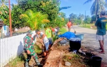 Musim Hujan Tiba, TNI dan Warga Tempe Bahu-Membahu Bersihkan Drainase