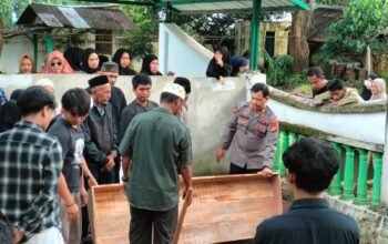 Anneji, Wakapolsek Bontoala Bantu Prosesi Pemakaman Warga Bontoala Tua