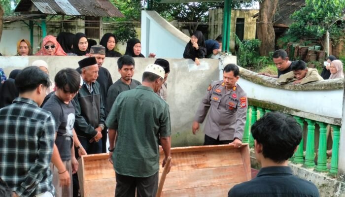 Anneji, Wakapolsek Bontoala Bantu Prosesi Pemakaman Warga Bontoala Tua
