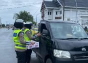 Berburu Berkah Ramadhan, Ditlantas Polda Sulbar Bagi-bagi ki Takjil dan Ajak Pengendara Tetap Tertib Berkendara