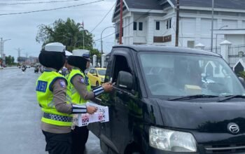 Berburu Berkah Ramadhan, Ditlantas Polda Sulbar Bagi-bagi ki Takjil dan Ajak Pengendara Tetap Tertib Berkendara
