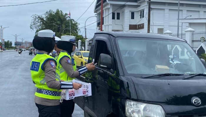 Berburu Berkah Ramadhan, Ditlantas Polda Sulbar Bagi-bagi ki Takjil dan Ajak Pengendara Tetap Tertib Berkendara