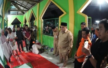 Malam Hari Disertai Hujan, Appi Sambangi Pengungsi Banjir, Pastikan Ki Tak Ada Warga Terabaikan