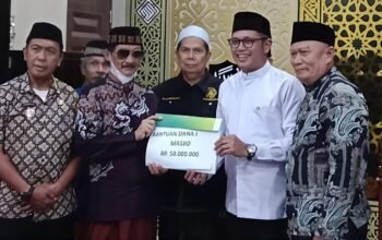 Ketua DPRD Makassar Serahkan Tauwwa Bantuan Uang di Mesjid Al Hidayah Manggala