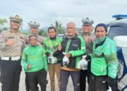 Ditlantas Polda Sulbar Gandeng ki Komunitas Ojol Bagi Takjil dan Tebarkan Pesan Keselamatan