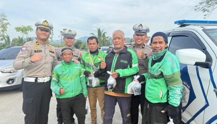 Ditlantas Polda Sulbar Gandeng ki Komunitas Ojol Bagi Takjil dan Tebarkan Pesan Keselamatan