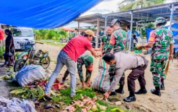 TNI-Polri dan Warga Bersinergi Bersihkan Pasar Doping