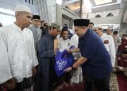 Safari Ramadan di Tamalanrea, Munafri Serahkan Ki Paket Pangan Ramadan Untuk Dhuafa 