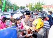 Kapolres Wajo Bersama Sat Lantas dan Bhayangkari Cabang Wajo Berbagi Takjil kepada Masyarakat