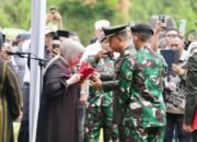 Momen Haru Hj. Fatmawati Salim Terima ko  Lipatan Merah Putih Usai Upacara Pemakaman Militer