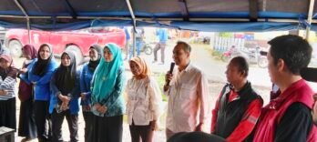 Wakil ketua DPRD Bulukumba Syahruni Haris menyampaikan arahan kepada korban puting beliung didampingi Kadis Sosial Bulukumba Hj.Darmawati