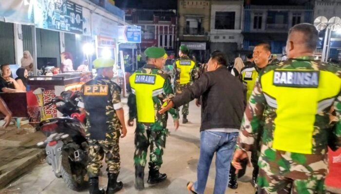Kebersamaan di Malam Hari, TNI dan Masyarakat Rawat Keamanan Pitumpanua