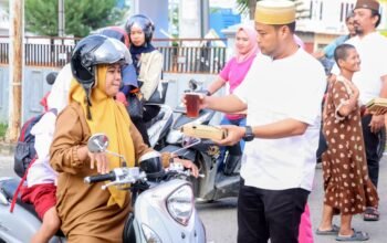 Sat Reskrim Polres Wajo Berbagi Takjil di Jalan, Dilanjutkan Buka Puasa Bersama Personel