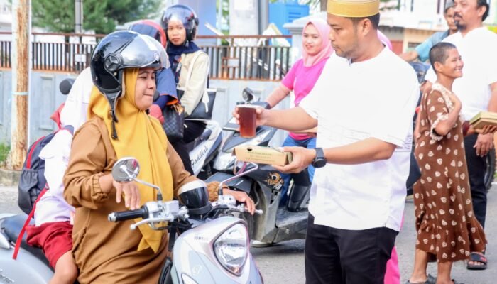 Sat Reskrim Polres Wajo Berbagi Takjil di Jalan, Dilanjutkan Buka Puasa Bersama Personel