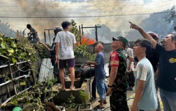 Kemarin Dandim 1411 Bulukumba Turun Melihat Kondisi Rumah Warga Yang Terbakar di Belakang Kantor BRI Cabang Bulukumba