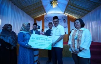 Safari Ramadan di Mambi, Mamasa: Suhardi Duka Serahkan ki 500 Paket Sembako