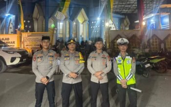 Dedikasi Tanpa Batas, Personel Polresta Mamuju Kawal ki Keamanan Masjid Hingga Pertengahan Ramadhan