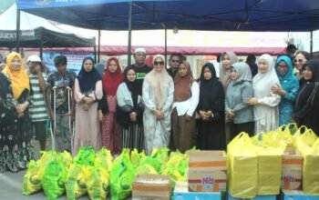 Ketua TP PKK Bulukumba Ajak Korban Kebakaran Tetap Sabar Sambil Serahkan ki Bantuan Sembako dan Takjil