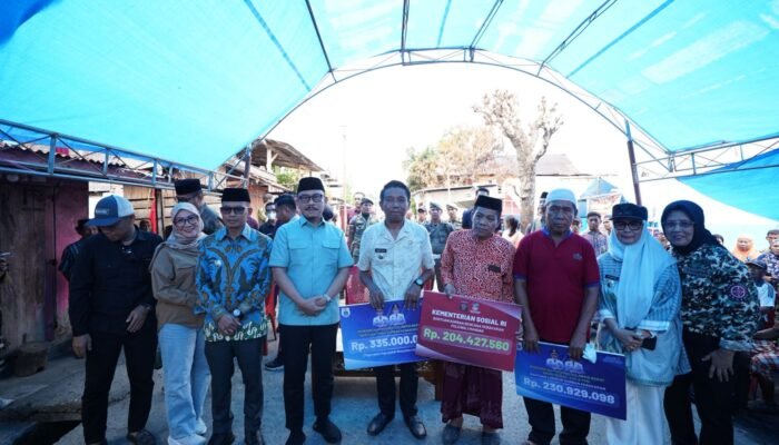 Gubernur Sulbar Serahkan ki Bantuan Rp600 Juta untuk Korban Kebakaran di Polman