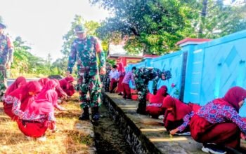 Koramil 1406-08/Sabbangparu Gelar Karya Bhakti Bersama Siswa Sekolah Dasar untuk Pembersihan Drainase