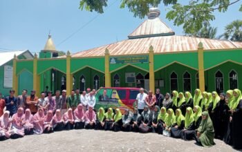 Dr. Andi Makkasau Serahkan Ki Tauwwa Mobil Operasional dan Sarana Olahraga Kepada  Ponpes Mannilingi Bulo-Bulo Jeneponto