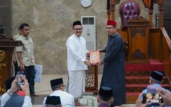Gubernur Suhardi Duka Lanjutkan ki Safari Ramadan, Salat Tarawih Bersama Warga Wonomulyo