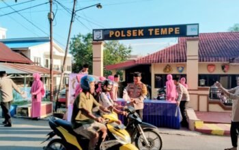 Tebar Kebaikan di Bulan Suci, Polsek Tempe dan Bhayangkari Bagikan Takjil untuk Pengguna Jalan