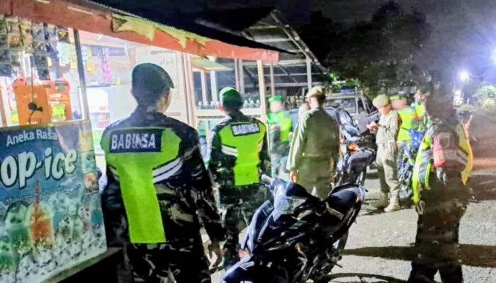 Babinsa Pimpin Patroli Gabungan di Tanasitolo, Aparat dan Warga Jaga Keamanan Wilayah