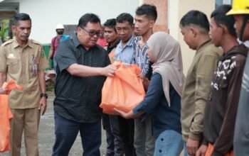 Tauwwa, Bupati Takalar Serahkan 238 Paket Lebaran dari Baznas kepada Tenaga Te