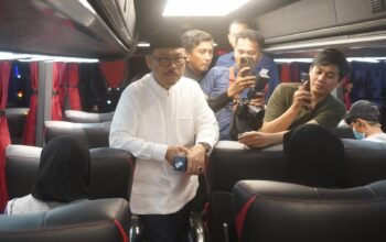 Gubernur Suhardi Duka Naik ke Atas Bus, Dialog Langsung ki dengan Pemudik di Terminal Simbuang