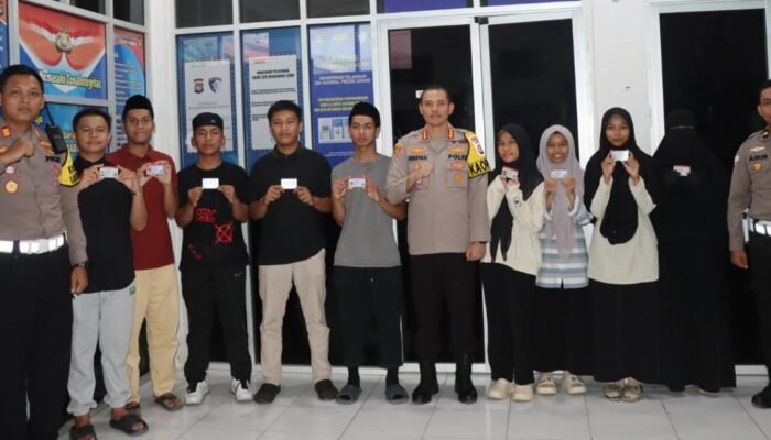 Kapolresta Mamuju Bagikan ki SIM Gratis Kepada 10 Pelajar Berprestasi