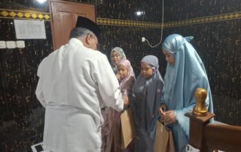 Tutup Rangkaian Ramadhan, DKM Al Istiqamah Kp. Baru Bagikan ki Puluhan Paket Hadiah