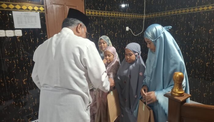 Tutup Rangkaian Ramadhan, DKM Al Istiqamah Kp. Baru Bagikan ki Puluhan Paket Hadiah