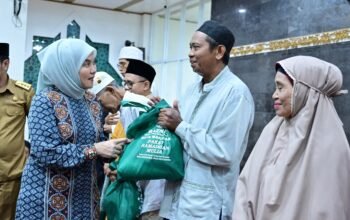 Tauwwa, Wakil Wali Kota Makassar Aliyah Mustika Ilham Serahkan 300 Paket Sembako untuk Petugas Lapangan 