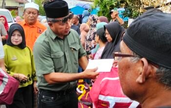 Bupati Andi Utta Minta Korban Kebakaran Bersabar Sambil Serahkan Bantuan Uang Tunai dan Paket Dari Kemensos