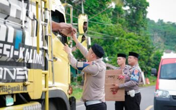PJR Ditlantas Polda Sulbar Gandeng Komunitas PDM Berbagi Takjil, Wujudkan Sinergi untuk Masyarakat